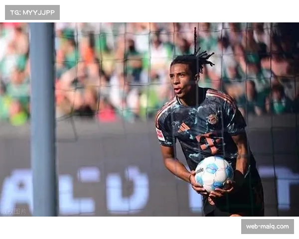 凯恩点球破门后指向天空，致敬拜仁传奇